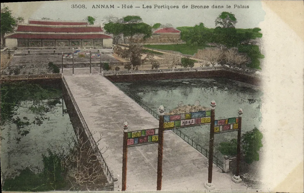 Annam - Hué — Die Bronzeportale im Palast - Vorderseite