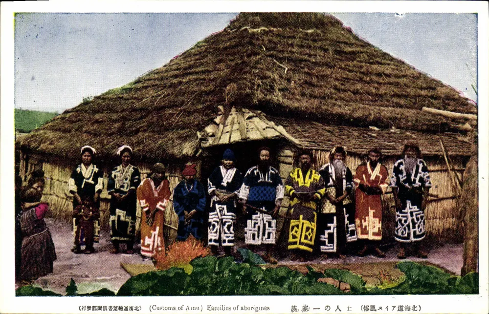 Costumes dos Ainu — Equilíbrios de aborígenes — Editor desconhecido, número de série não visível - Frente