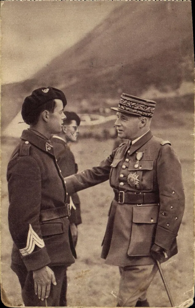 O General Gamelin, Vice-Presidente do Conselho Superior da Guerra, conversando com um suboficial — Georges Lang, Paris - Frente