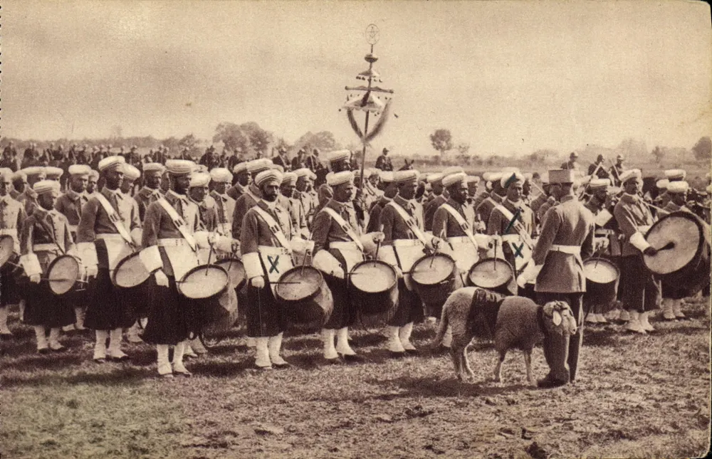 Marcha de tambores indígenas — soldados em uniforme colonial — Georges Lang, Paris - Frente