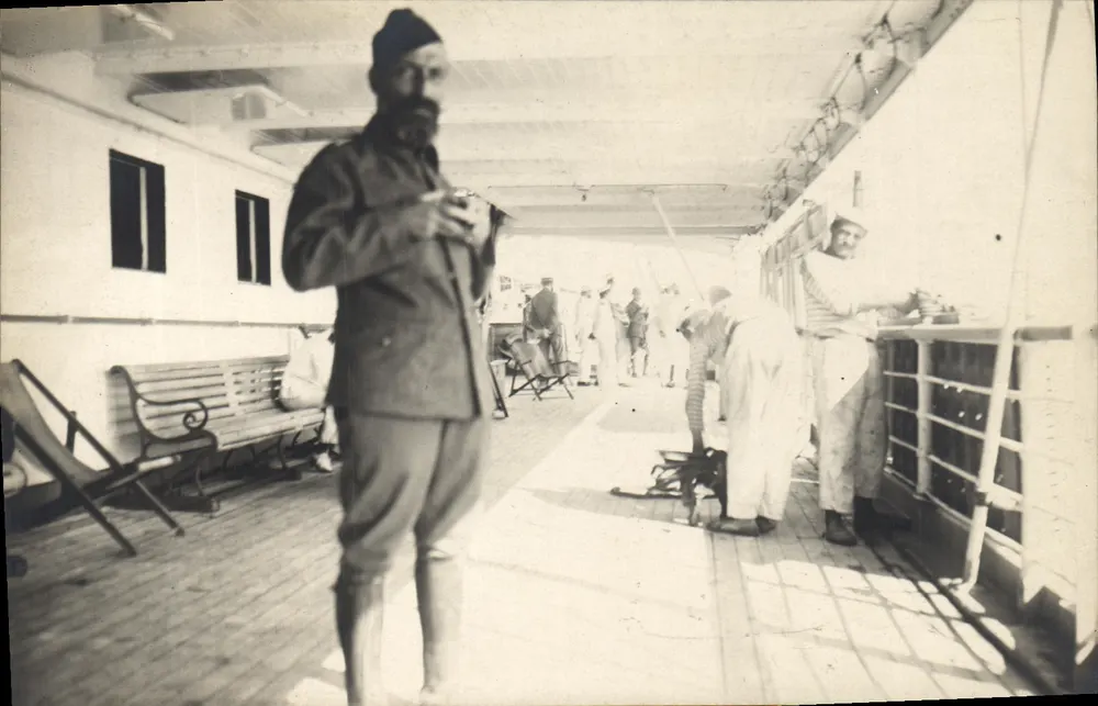 Soldat auf der Brücke des "Bérylina" — Ansichtskarte Nr. R.693/8 - Vorderseite