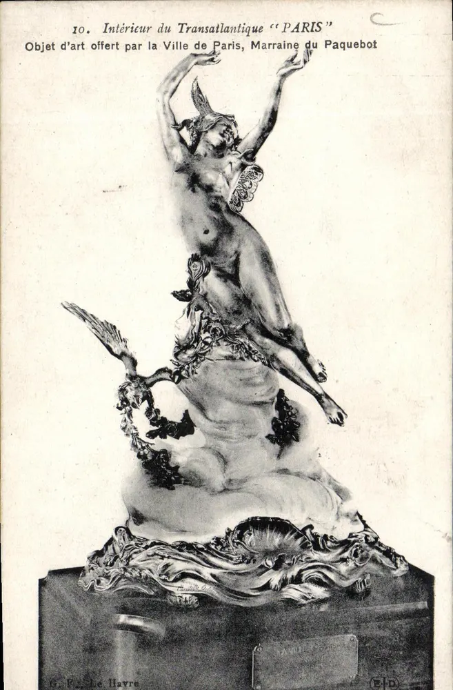 Interior do Transatlântico "PARIS" — Escultura de arte oferecida pela Cidade de Paris, Patrocinadora do Navio — Editor G. F. de Havre, n°10 - Frente