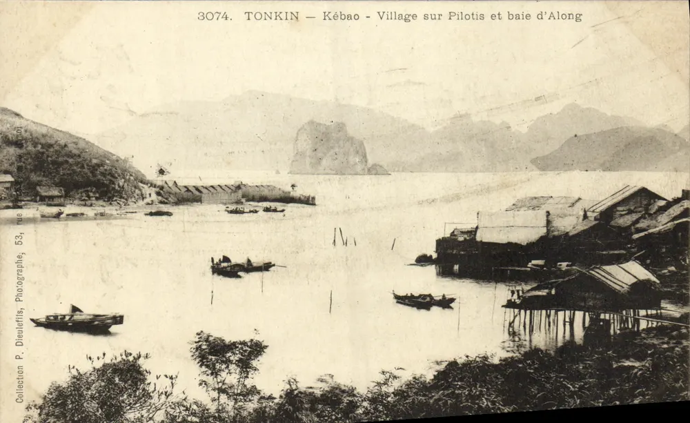Tonkin - Kébao - Dorf auf Pfeilern und Bucht von Along — Photographie P. Dieuelfils, n°3074 - Vorderseite