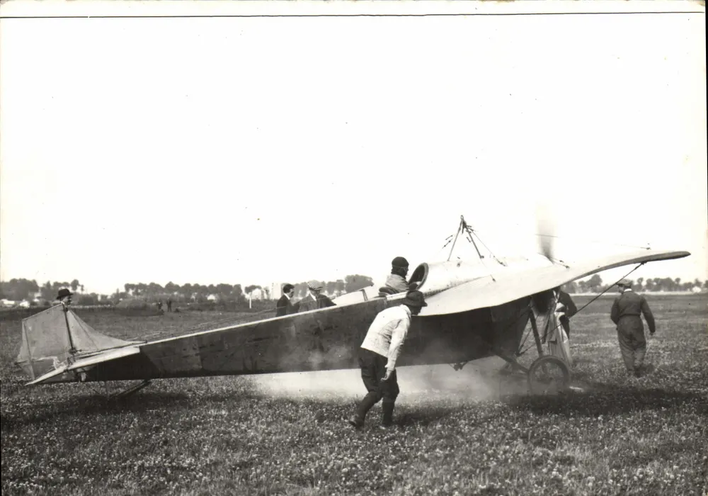 Militärische Luftfahrt — Start eines Flugzeugs mit niedrigen Flügeln — Edition Guitry & Leclerc - Vorderseite