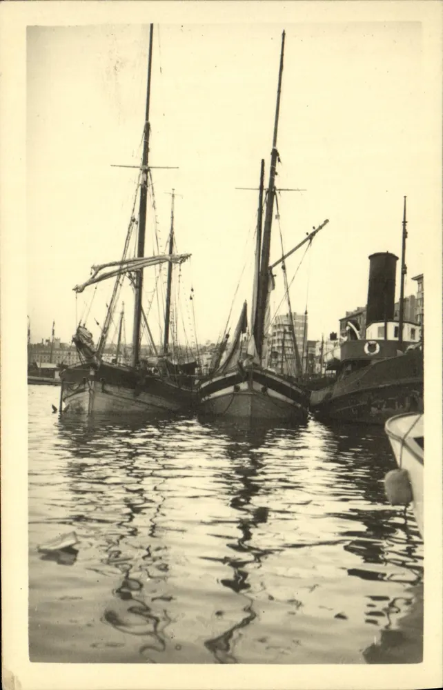 Hafen von Brest — drei Schiffe am Kai — n°195/8 - Vorderseite