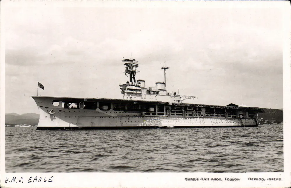 H.M.S. EAGLE — porta-aviões britânico — Marcus Bar Fot. Toulon - Frente