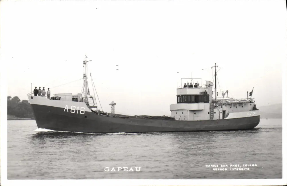 Navio com casco preto e superestrutura branca — A616 — Gapeau — Marius Bar Fot. Toulon - Frente
