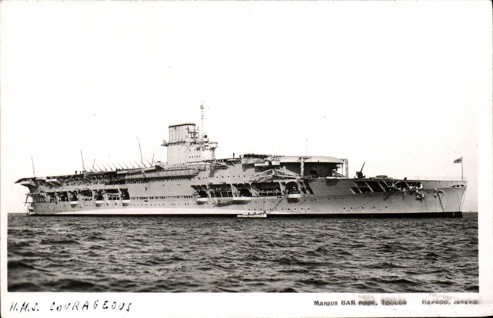 H.M.S. COURAGEOUS — porta-aviões britânico — Marius BAR PINS, TOULON, Reprod. Inters. - Frente
