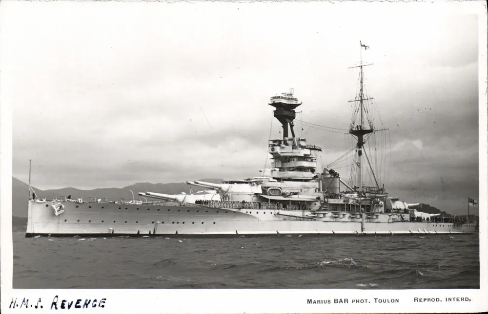 H.M.S. Revenge — Navio de guerra britânico — Fotografia de Marius BAR, Toulon, Reprod. INTERD. - Frente