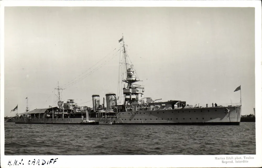 H.M.S. CARDIFF — brytyjski statek wojenny — Marius BAR phot. Toulon - Awers