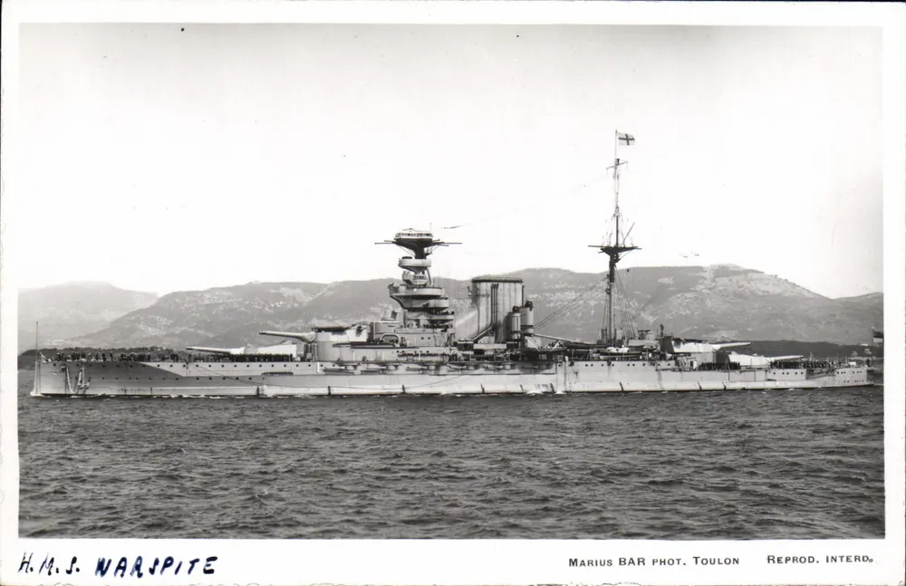 H.M.S. WAARSPITE — Navio de guerra — Marius BAR fot. Toulon, Reprod. INTERD. - Frente
