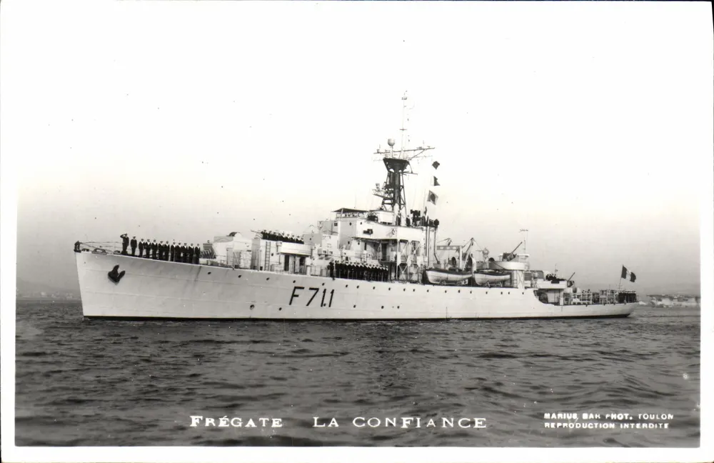 Frigate La Confiança — F711 — Fotografia de Marius Bak, Toulon - Frente