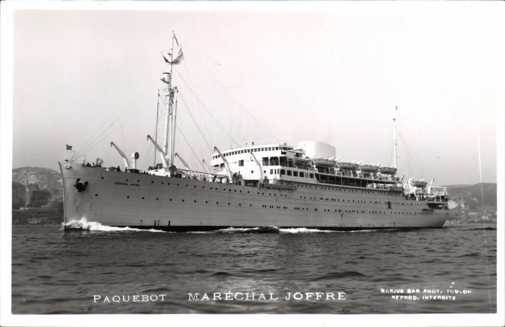 Pasażerowie statku Maréchal Joffre — czarno-biała fotografia — Marius Bar Fot. Toulon - Awers