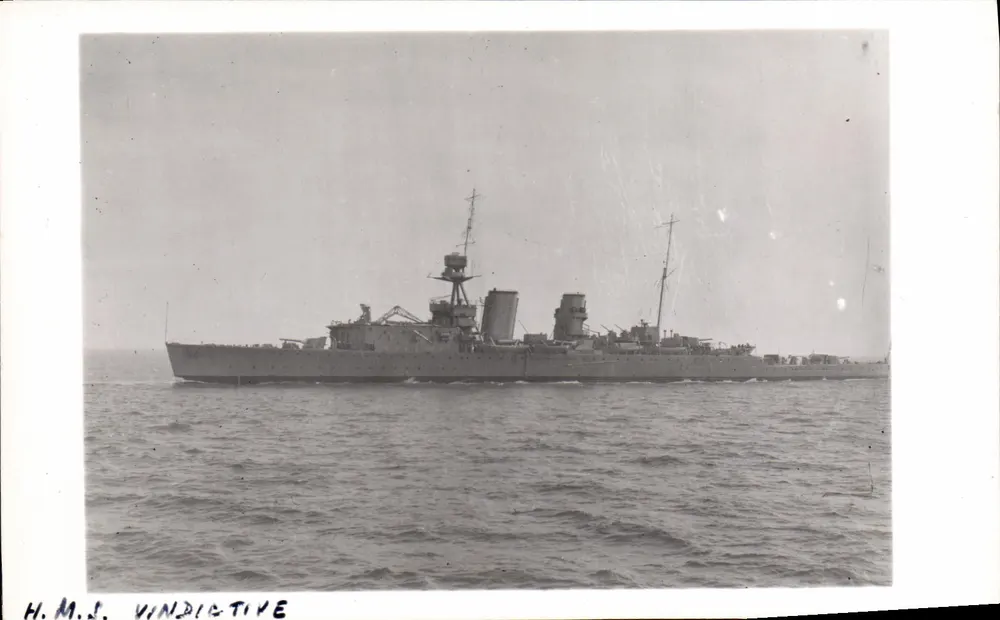 H.M.S. VINDICTIVE — Cruiser da Royal Navy — editor Naval Political Agency, Mill Hill, N.W.T. - Frente