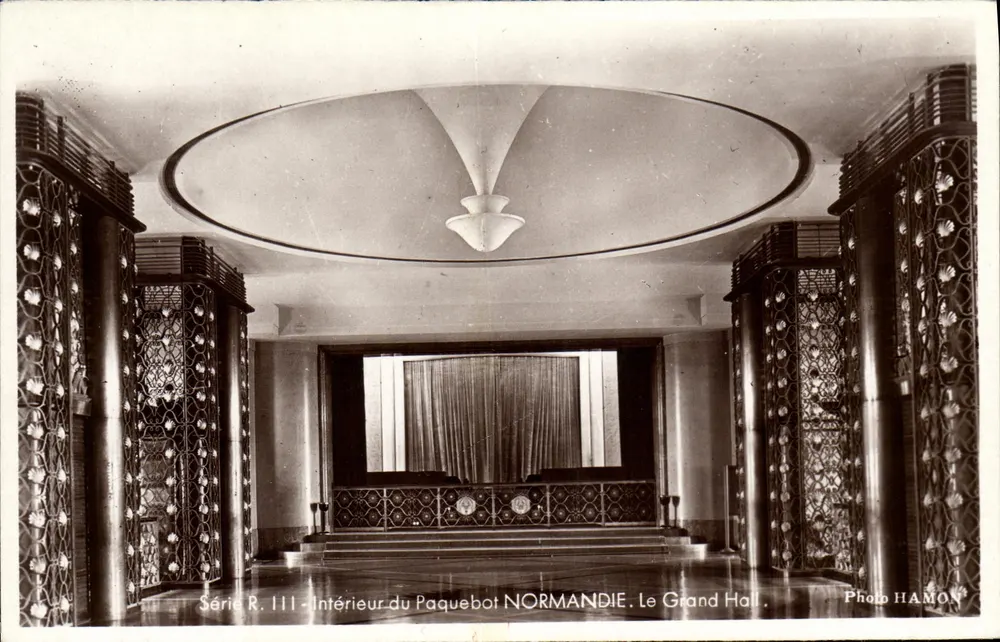 Innenansicht des Schiffs NORMANDIE — Der Große Saal — Foto HAMON — Serie R. III - Vorderseite