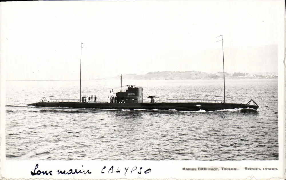 Submarino CALYPSO — fotografia de Marius BAR, Toulon — Reprod. Interd. - Frente