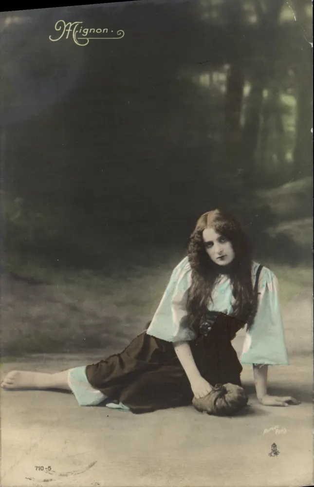 Frau, die auf dem Boden sitzt — Studio-Szene — Mignon, Serie 710-5 - Vorderseite
