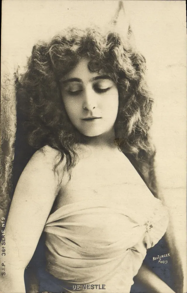 De Nestle — Portrait einer Frau mit lockigem Haar — Reutlinger Paris, S.I.P. Serie Nr. 9 - Vorderseite