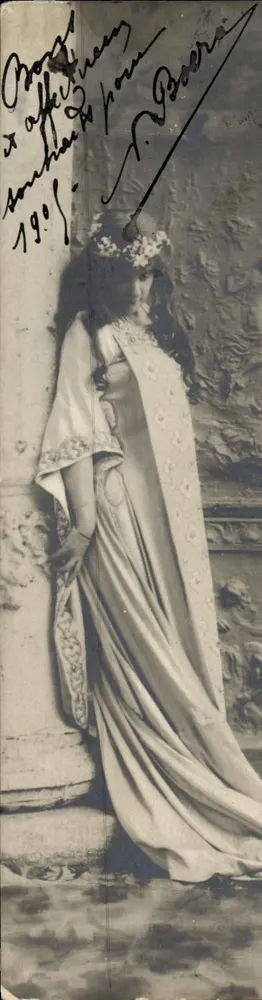 Frau in langer Robe und Cape — Paris — Verlag Ricordo, Nr. 100 - Vorderseite