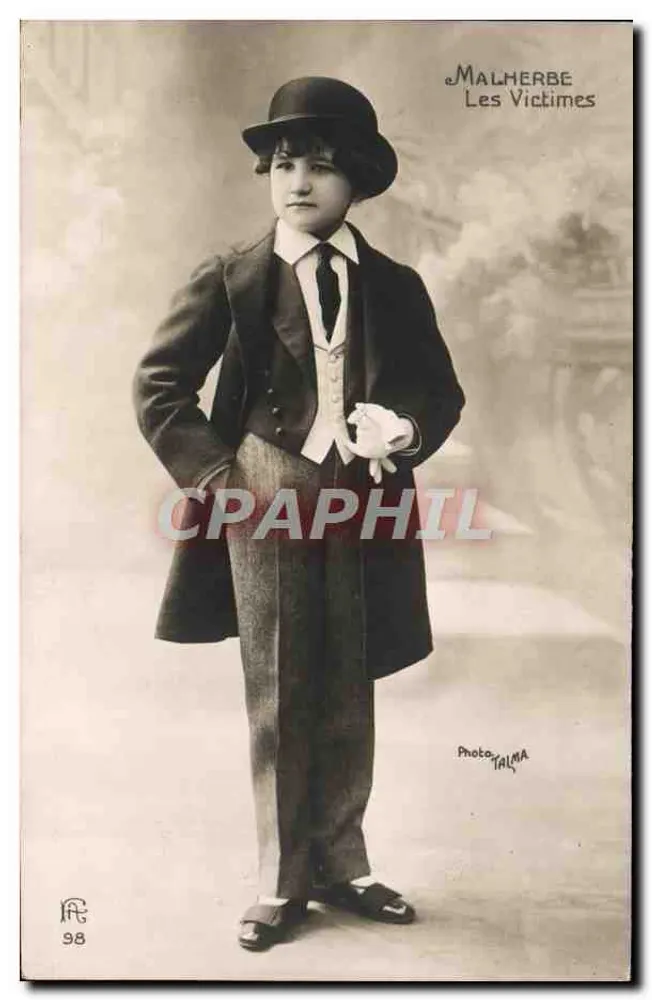 Menino jovem com traje elegante — Foto Talma — n°98 - Frente
