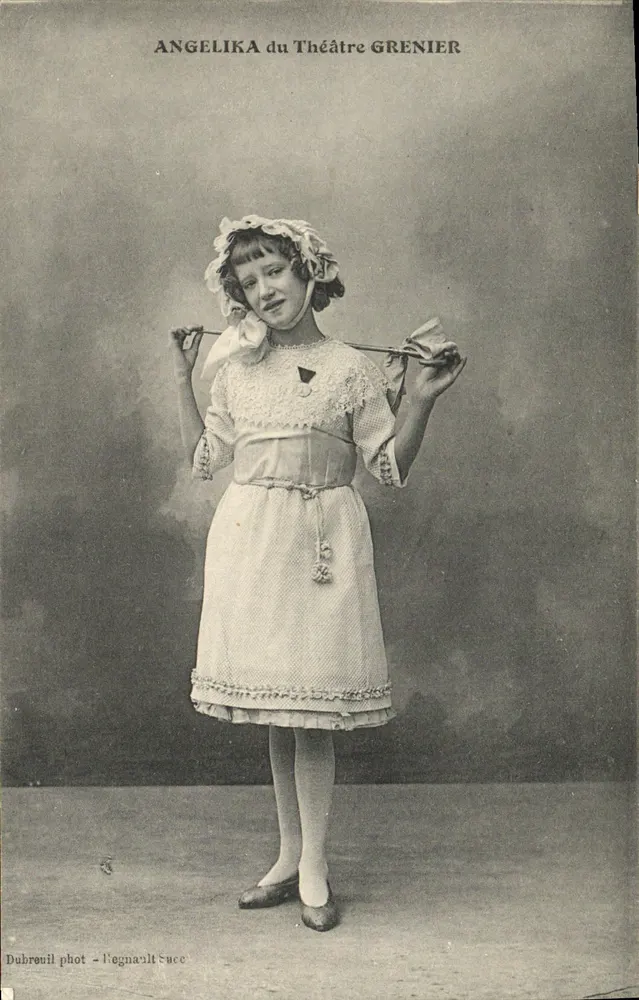 Angelika vom Grenier-Theater — Fotograf Dubreuil — Seriennummer nicht sichtbar - Vorderseite