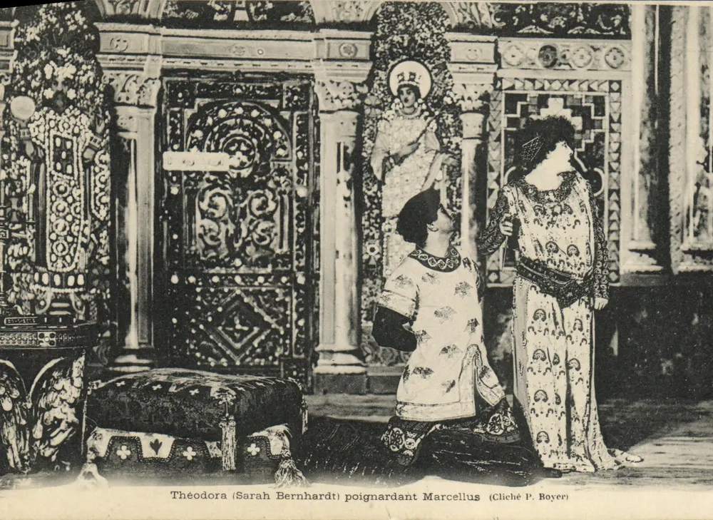 Teodora (Sarah Bernhardt) esfaqueando Marcellus — cena teatral — Cliché P. Boyer - Frente