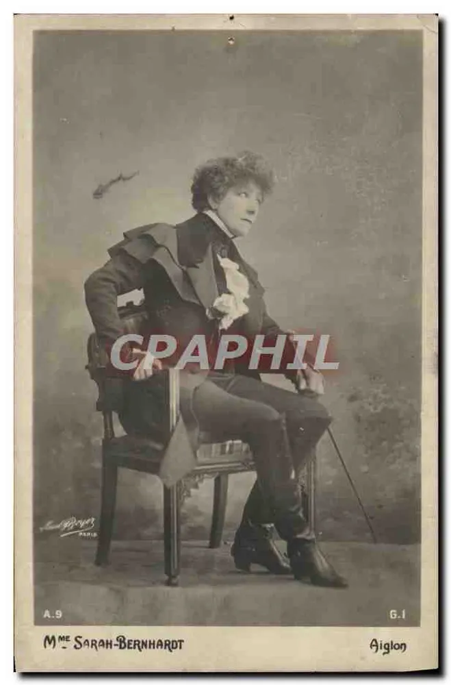 Frau Sarah Bernhardt — in männlichem Kleid — Fotografie von L. Aiglon, Paris - Vorderseite