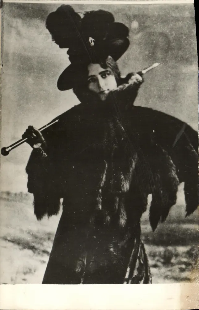 Frau in Pelz und Hut — Winterpose - Vorderseite
