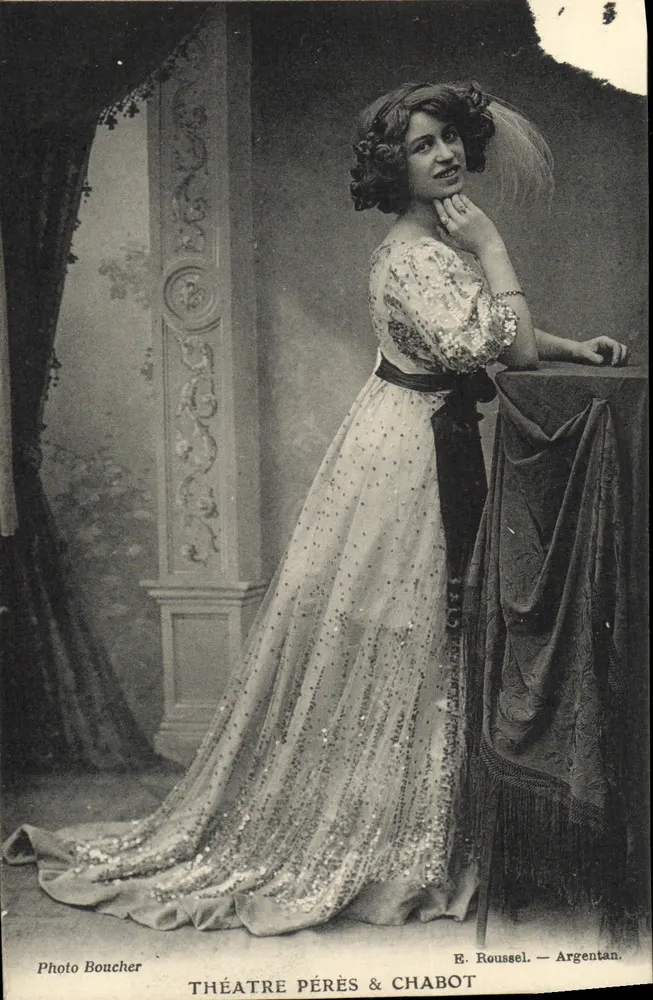 Assunto feminino em vestido de cena — Teatro Pérès & Chabot — Foto Boucher, E. Roussel — Argentan - Frente