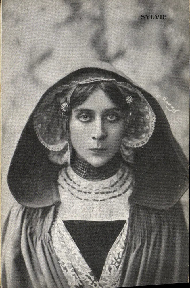 Sylvie — Retrato de mulher em traje histórico — editor anônimo, número de série não visível - Frente