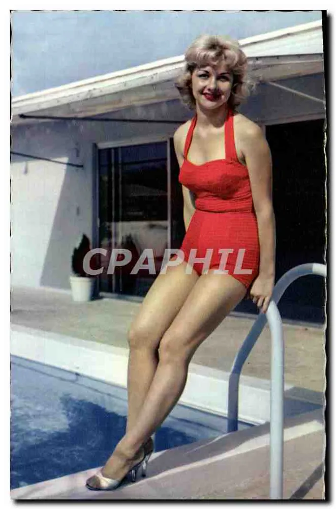 Mulher em maiô vermelho — piscina moderna — Gunycolor, Paris - Frente