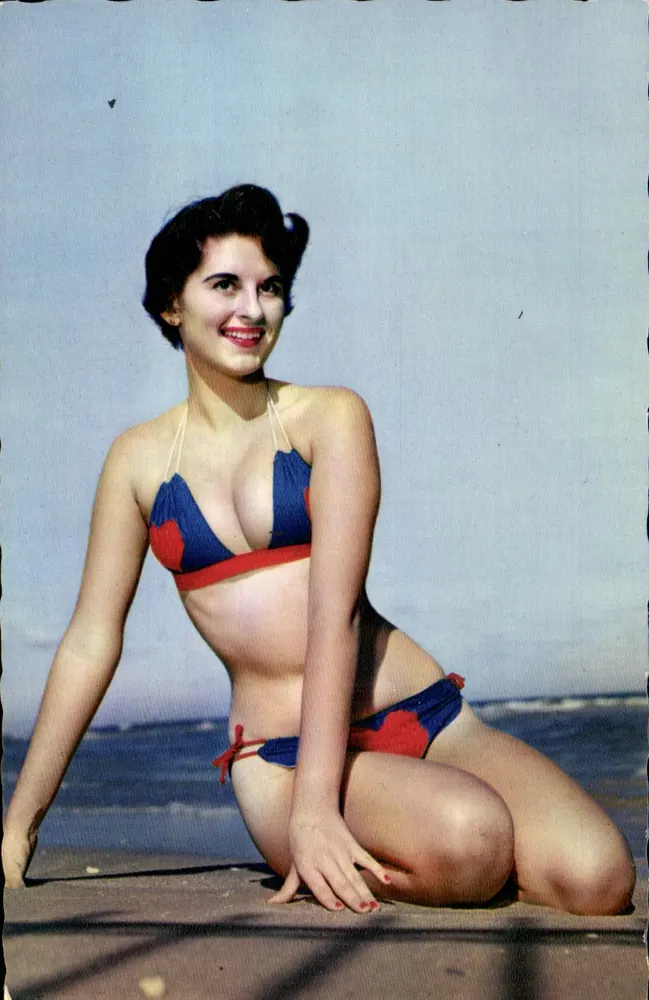 Mulher em maiô vermelho e azul — praia — Ganycolor, n°201/18 - Frente