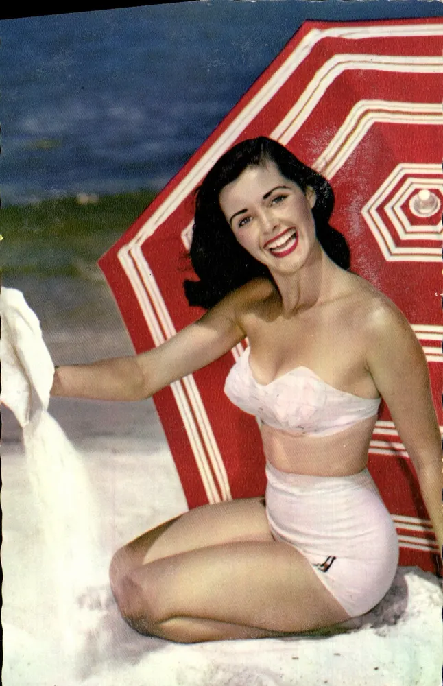 Mulher em maiô rosa — praia — Gunycolor, n° 201/11 - Frente