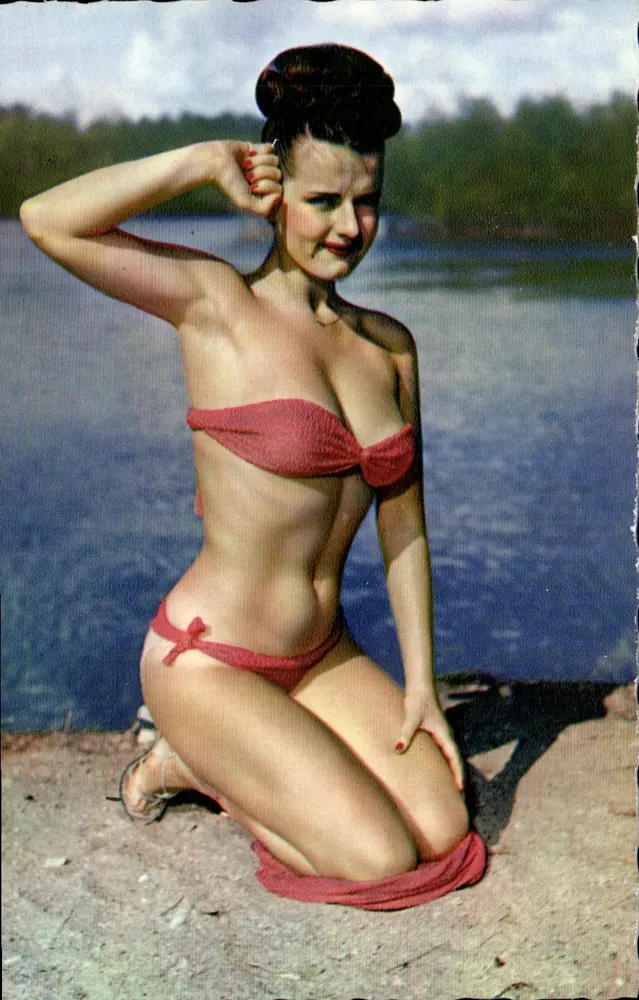 Mulher em maiô vermelho — lago — Ganycolor Paris - Frente