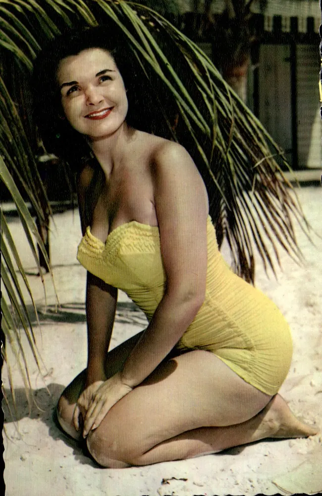 Mulher em maiô amarelo — praia sob palmeira — Ganycolor Paris - Frente