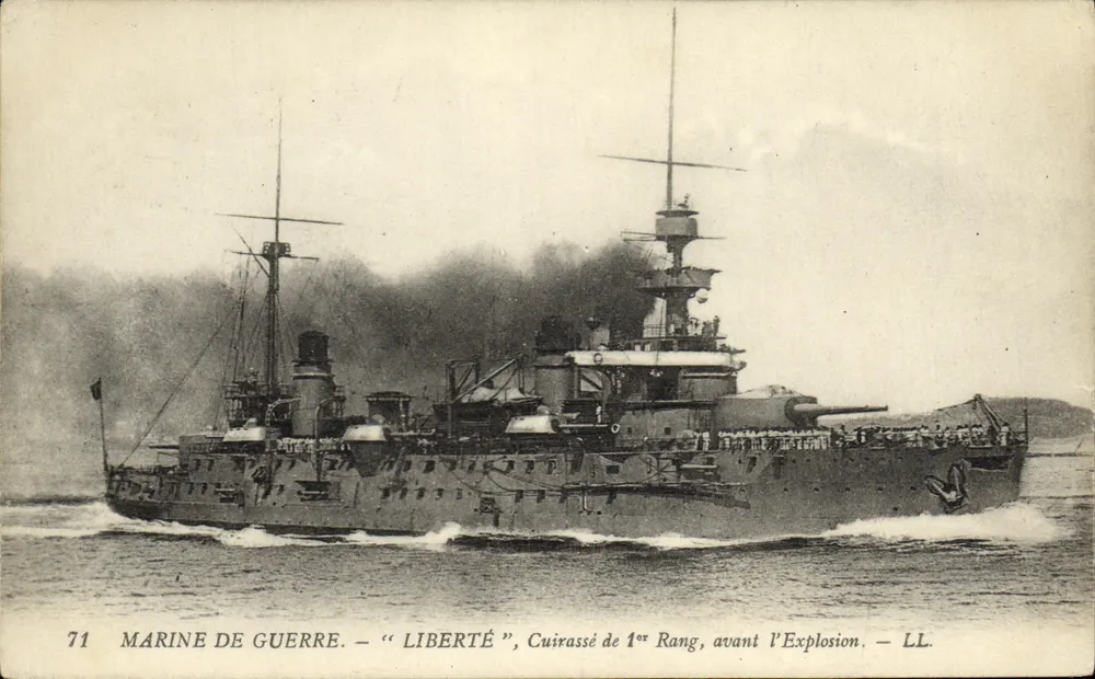 Kriegsschiff — "Liberté", Schlachtschiff der ersten Klasse, vor der Explosion — LL, Nr. 71 - Vorderseite
