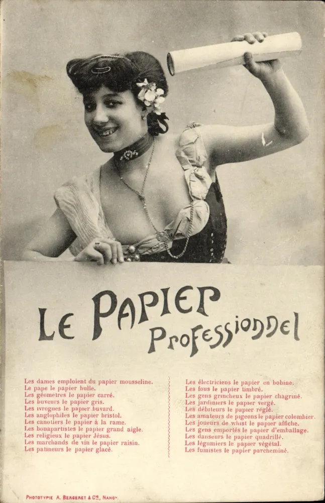 Lächelnde Frau, die ein Rollen hält — Werbung für 'Le Papier Professionnel' — Phototypie A. Beageret & Cie, Nancy - Vorderseite