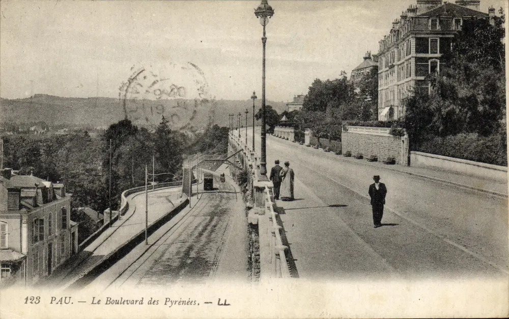 Pau — O Boulevard dos Pirineus — LL - Frente