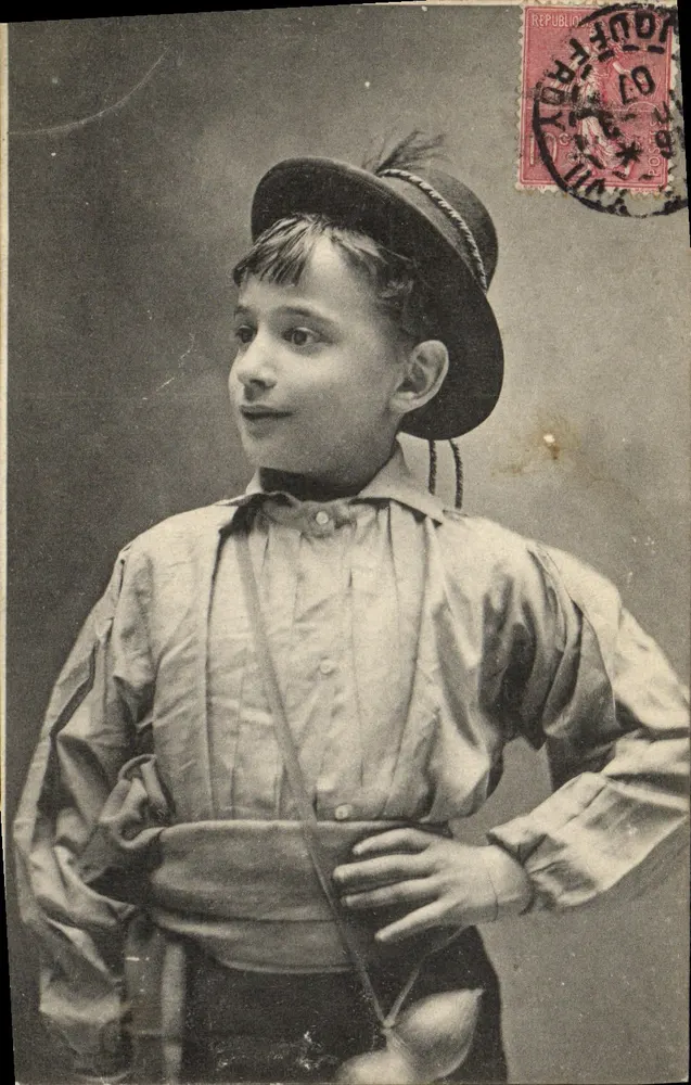 Enfant en costume folklorique — portrait studio — éditeur imprimeur non visible - Frente