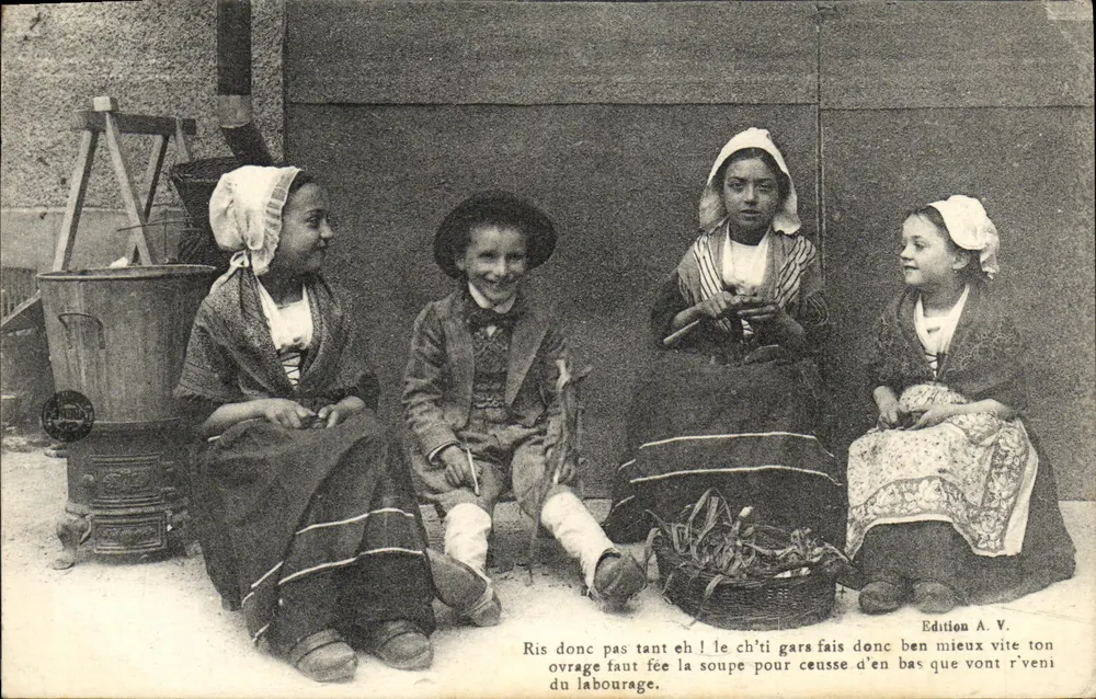 Mulheres e criança em traje tradicional — cena de vida — Edição A. V. - Frente