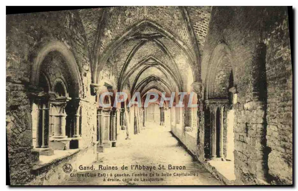 Gand. Ruínas da Abadia St. Bavon — Cloître (Lado Leste) : à esquerda, a entrada da Sala Capitular ; à direita, caille do Lavatorium. - Frente