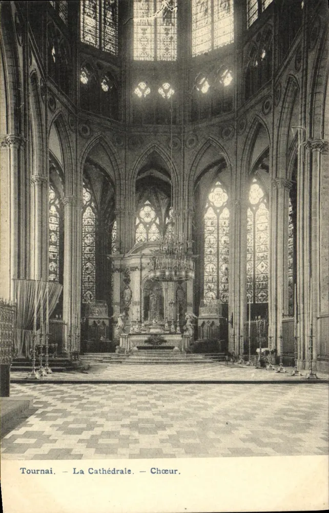 Tournai — A Catedral — Nave - Frente