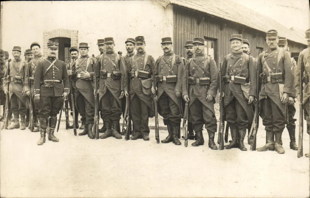 Französische Soldaten im Uniform — 1914-1918 — Foto BETY, place Sérancourt — BOUERGAS - Vorderseite