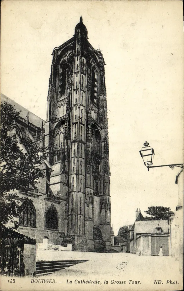 Bourges — A Catedral, a Torre Grande — ND. Fot. - Frente