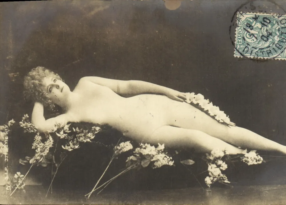 Jeune femme nue allongée — scène de studio avec fleurs — éditeur SLP. 374, GENEVE - Frente