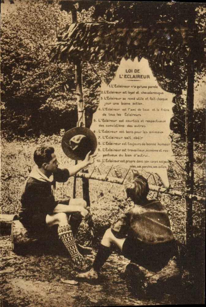 Deux Éclaireurs — scène de campagne avec plaque de la Loi de l'Éclaireur — éditeur CPAPHIL - Voorkant