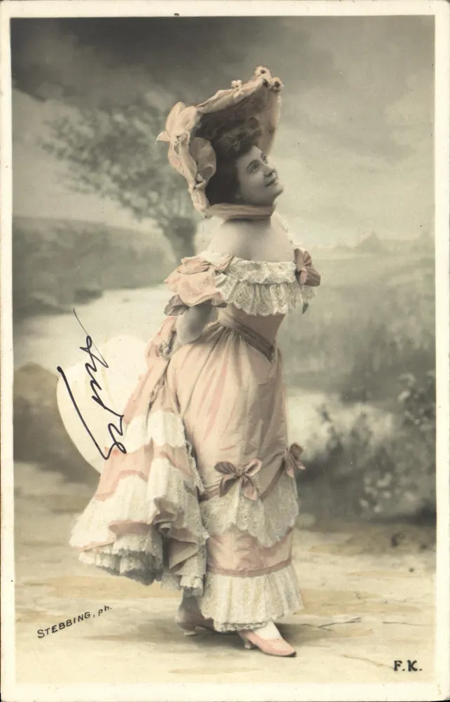 Frau in einem Kleid im Viktorianischen Stil — Stebbing, ph. — F.K. - Vorderseite