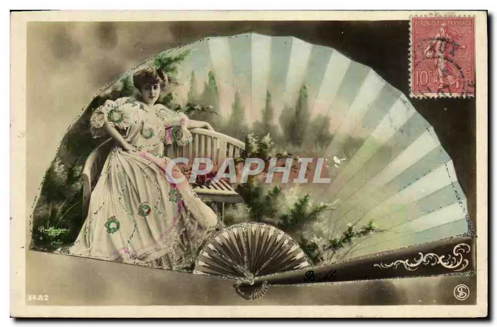Frau in ornierter Robe — auf einer Bank posierend — Fotograf Roudilhac, Nr. 1482 - Vorderseite