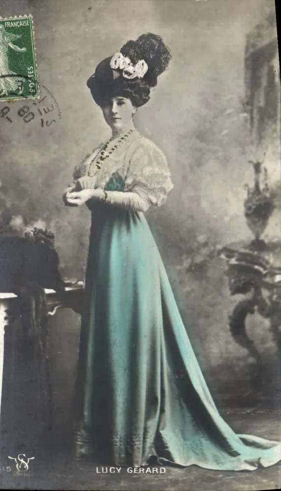 Lucy Gerard — Portrait in Turquoise-Blau Kleid — Verleger Paris, Nr. 15 - Vorderseite