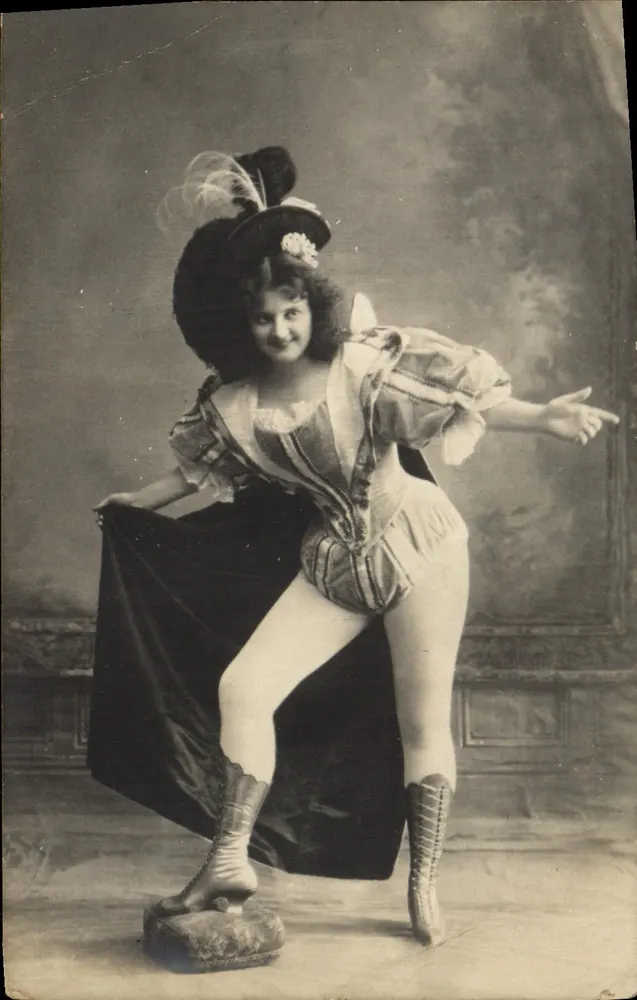 Danseuse en costume de scène — pose dynamique avec chapeau à plumes — éditeur non imprimé sur la carte - Vorderseite